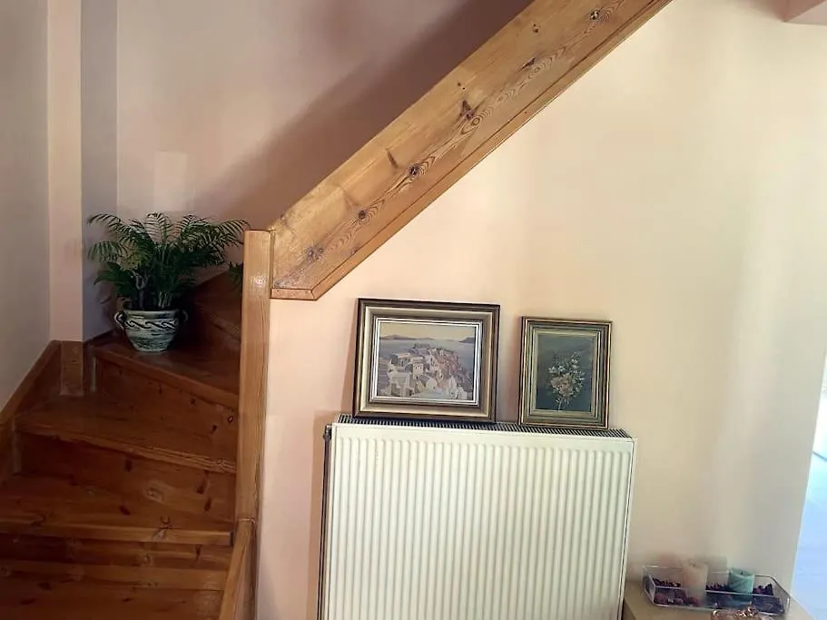 Lovely Maisonette & Parking-1